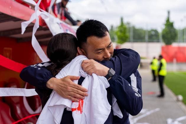 Cheering, joy, emotion, hug Takashi Yamashita 1 FSV Mainz 05, head coach after the final whistle for promotion, GER, 1 FSV Mainz 05 vs 1 FC Saarbruecken, Frauen Regionalliga Suedwest, 21 Spieltag, Saison 2024 2025, 18 05 2025, DFB DFL REGULATIONS PROHIBIT ANY USE OF PHOTOGRAPHS AS IMAGE SEQUENCES AND OR QUASI VIDEO, GER, 1 FSV Mainz 05 vs 1 FC Saarbruecken, Frauen Regionalliga Suedwest, 21 Spieltag, Saison 2024 2025, 18 05 2025, Mainz Copyright: xEibner-Pressefoto Jan-NiclasxGrox EP_JGG