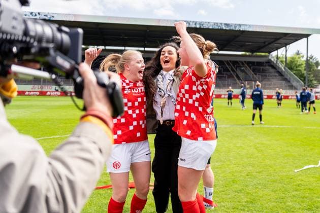 Jubilation, joy, emotion v l Heidrun Sigurdardottir 1 FSV Mainz 05, 08 , Ebru Uzungueney 1 FSV Mainz 05, 28 , Jule Stendebach 1 FSV Mainz 05, 23 for promotion, GER, 1 FSV Mainz 05 vs 1 FC Saarbruecken, Frauen Regionalliga Suedwest, 21 Spieltag, Season 2024 2025, 18 05 2025, DFB DFL REGULATIONS PROHIBIT ANY USE OF PHOTOGRAPHS AS IMAGE SEQUENCES AND OR QUASI VIDEO, GER, 1 FSV Mainz 05 vs 1 FC Saarbruecken, Womens Regionalliga Suedwest, 21 Matchday, Season 2024 2025, 18 05 2025, Mainz Copyright: xEibner-Pressefoto Jan-NiclasxGrox EP_JGG