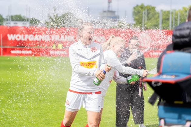 Nadine Anstatt 1 FSV Mainz 05, 27 celebrates promotion, GER, 1 FSV Mainz 05 vs 1 FC Saarbruecken, Frauen Regionalliga Suedwest, 21 Spieltag, Saison 2024 2025, 18 05 2025, DFB DFL REGULATIONS PROHIBIT ANY USE OF PHOTOGRAPHS AS IMAGE SEQUENCES AND OR QUASI VIDEO, GER, 1 FSV Mainz 05 vs 1 FC Saarbruecken, Frauen Regionalliga Suedwest, 21 Spieltag, Saison 2024 2025, 18 05 2025, Mainz Copyright: xEibner-Pressefoto Jan-NiclasxGrox EP_JGG