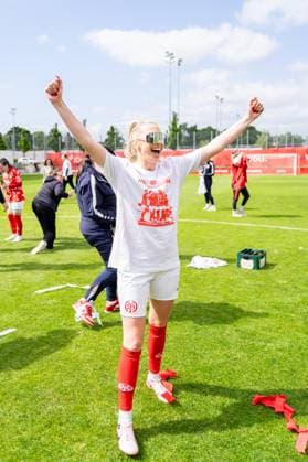 Jubel Freude, Emotion Chiara Bouziane 1 FSV Mainz 05, 10 zum Aufstieg, GER, 1 FSV Mainz 05 vs 1 FC Saarbruecken, Frauen Regionalliga Suedwest, 21 Spieltag, Saison 2024 2025, 18 05 2025, DFB DFL REGULATIONS PROHIBIT ANY USE OF PHOTOGRAPHS AS IMAGE SEQUENCES AND OR QUASI VIDEO, GER, 1 FSV Mainz 05 vs 1 FC Saarbruecken, Frauen Regionalliga Suedwest, 21 Spieltag, Saison 2024 2025, 18 05 2025, Mainz Copyright: xEibner-Pressefoto Jan-NiclasxGrox EP_JGG