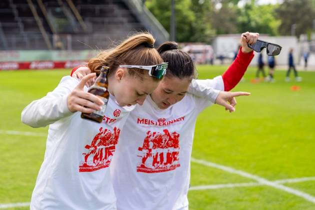 Jubilation, joy, emotion v l Maja Pageler 1 FSV Mainz 05, 37 , Yurina Imai 1 FSV Mainz 05, 39 on promotion, GER, 1 FSV Mainz 05 vs 1 FC Saarbruecken, Frauen Regionalliga Suedwest, 21 Spieltag, Saison 2024 2025, 18 05 2025, DFB DFL REGULATIONS PROHIBIT ANY USE OF PHOTOGRAPHS AS IMAGE SEQUENCES AND OR QUASI VIDEO, GER, 1 FSV Mainz 05 vs 1 FC Saarbruecken, Frauen Regionalliga Suedwest, 21 Spieltag, Saison 2024 2025, 18 05 2025, Mainz Copyright: xEibner-Pressefoto Jan-NiclasxGrox EP_JGG