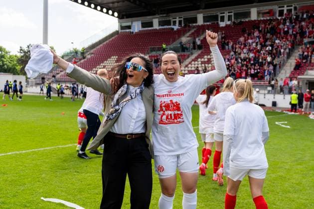 Jubilation, joy, emotion v l Ebru Uzungueney 1 FSV Mainz 05, 28 , Mamiko Matsumoto 1 FSV Mainz 05, 01 for promotion, GER, 1 FSV Mainz 05 vs 1 FC Saarbruecken, Frauen Regionalliga Suedwest, 21 Spieltag, Saison 2024 2025, 18 05 2025, DFB DFL REGULATIONS PROHIBIT ANY USE OF PHOTOGRAPHS AS IMAGE SEQUENCES AND OR QUASI VIDEO, GER, 1 FSV Mainz 05 vs 1 FC Saarbruecken, Frauen Regionalliga Suedwest, 21 Spieltag, Saison 2024 2025, 18 05 2025, Mainz Copyright: xEibner-Pressefoto Jan-NiclasxGrox EP_JGG