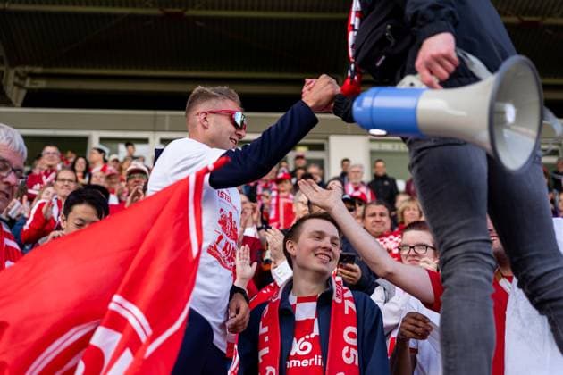 Alexander Ulbrich 1 FSV Mainz 05, Co Trainer celebrates the promotion with the fans on the grandstand, GER, 1 FSV Mainz 05 vs 1 FC Saarbruecken, Frauen Regionalliga Suedwest, 21 Spieltag, Saison 2024 2025, 18 05 2025, DFB DFL REGULATIONS PROHIBIT ANY USE OF PHOTOGRAPHS AS IMAGE SEQUENCES AND OR QUASI VIDEO, GER, 1 FSV Mainz 05 vs 1 FC Saarbruecken, Frauen Regionalliga Suedwest, 21 Spieltag, Saison 2024 2025, 18 05 2025, Mainz Copyright: xEibner-Pressefoto Jan-NiclasxGrox EP_JGG