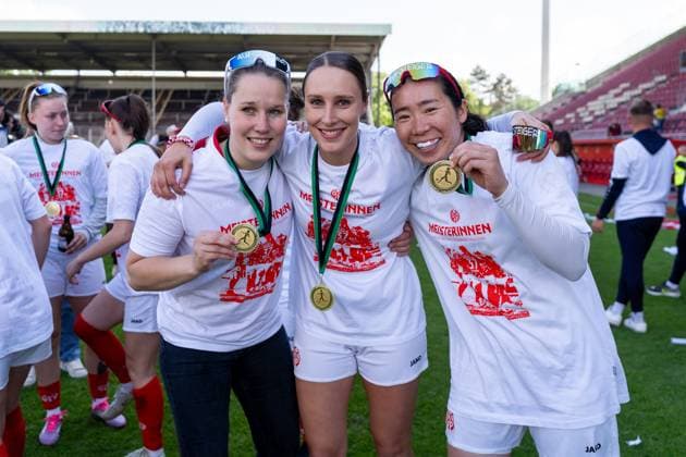 Cheers, joy, emotion, f l Anna Friedrichowitz 1 FSV Mainz 05, 19 , Ann Christin Schaefer 1 FSV Mainz 05, 32 , Mamiko Matsumoto 1 FSV Mainz 05, 01 for promotion, GER, 1 FSV Mainz 05 vs 1 FC Saarbruecken, Frauen Regionalliga Suedwest, 21 Spieltag, Season 2024 2025, 18 05 2025, DFB DFL REGULATIONS PROHIBIT ANY USE OF PHOTOGRAPHS AS IMAGE SEQUENCES AND OR QUASI VIDEO, GER, 1 FSV Mainz 05 vs 1 FC Saarbruecken, Womens Regionalliga Suedwest, 21 Matchday, Season 2024 2025, 18 05 2025, Mainz Copyright: xEibner-Pressefoto Jan-NiclasxGrox EP_JGG