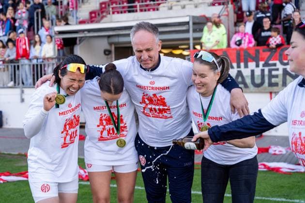 Jubilation, joy, emotion v l Mamiko Matsumoto 1 FSV Mainz 05, 01 , Ann Christin Schaefer 1 FSV Mainz 05, 32 , Elvir Smajlovic 1 FSV Mainz 05, goalkeeper coach , Anna Friedrichowitz 1 FSV Mainz 05, 19 for promotion, GER, 1 FSV Mainz 05 vs 1 FC Saarbruecken, Frauen Regionalliga Suedwest, 21 Matchday, Season 2024 2025, 18 05 2025, DFB DFL REGULATIONS PROHIBIT ANY USE OF PHOTOGRAPHS AS IMAGE SEQUENCES AND OR QUASI VIDEO, GER, 1 FSV Mainz 05 vs 1 FC Saarbruecken, Womens Regionalliga Suedwest, 21 Matchday, Season 2024 2025, 18 05 2025, Mainz Copyright: xEibner-Pressefoto Jan-NiclasxGrox EP_JGG