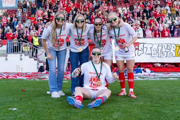 Cheers, joy, emotion, f l April Fritz 1 FSV Mainz 05, 09 , Maren Michelchen 1 FSV Mainz 05, 29 , Miriam Sterrer 1 FSV Mainz 05, 03 , Maja Pageler 1 FSV Mainz 05, 37, sits , Melina Mehler 1 FSV Mainz 05, 16 on promotion, GER, 1 FSV Mainz 05 vs 1 FC Saarbruecken, Frauen Regionalliga Suedwest, 21 Spieltag, Saison 2024 2025, 18 05 2025, DFB DFL REGULATIONS PROHIBIT ANY USE OF PHOTOGRAPHS AS IMAGE SEQUENCES AND OR QUASI VIDEO, GER, 1 FSV Mainz 05 vs 1 FC Saarbruecken, Frauen Regionalliga Suedwest, 21 Spieltag, Saison 2024 2025, 18 05 2025, Mainz Copyright: xEibner-Pressefoto Jan-NiclasxGrox EP_JGG
