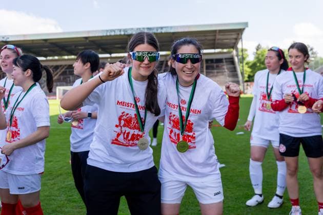 Jubilation, joy, emotion, f l Sarah Clarke 1 FSV Mainz 05, 12 , Mamiko Matsumoto 1 FSV Mainz 05, 01 to promotion, GER, 1 FSV Mainz 05 vs 1 FC Saarbruecken, Frauen Regionalliga Suedwest, 21 Spieltag, Saison 2024 2025, 18 05 2025, DFB DFL REGULATIONS PROHIBIT ANY USE OF PHOTOGRAPHS AS IMAGE SEQUENCES AND OR QUASI VIDEO, GER, 1 FSV Mainz 05 vs 1 FC Saarbruecken, Frauen Regionalliga Suedwest, 21 Spieltag, Saison 2024 2025, 18 05 2025, Mainz Copyright: xEibner-Pressefoto Jan-NiclasxGrox EP_JGG