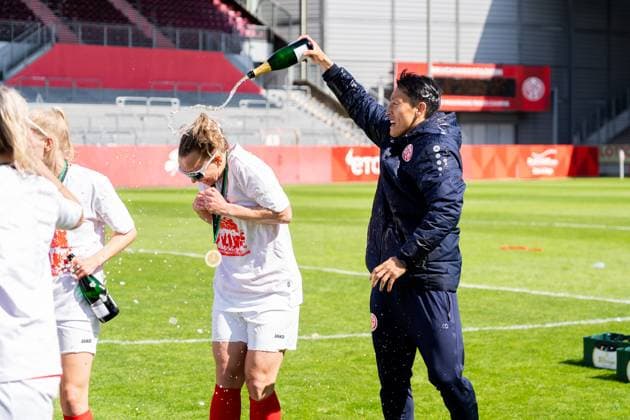 Cheers, joy, emotion, champagne shower, f l Jana Loeber 1 FSV Mainz 05, 05 , Yuya Okuda 1 FSV Mainz 05, Co Trainer , GER, 1 FSV Mainz 05 vs 1 FC Saarbruecken, Frauen Regionalliga Suedwest, 21 Spieltag, Saison 2024 2025, 18 05 2025, DFB DFL REGULATIONS PROHIBIT ANY USE OF PHOTOGRAPHS AS IMAGE SEQUENCES AND OR QUASI VIDEO, GER, 1 FSV Mainz 05 vs 1 FC Saarbruecken, Frauen Regionalliga Suedwest, 21 Spieltag, Saison 2024 2025, 18 05 2025, Mainz Copyright: xEibner-Pressefoto Jan-NiclasxGrox EP_JGG