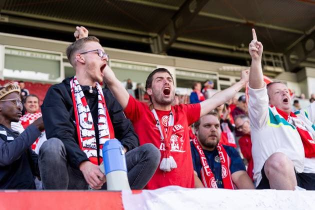 Fans of 1 FSV Mainz 05 sing and cheer the team to promotion, GER, 1 FSV Mainz 05 vs 1 FC Saarbruecken, Frauen Regionalliga Suedwest, 21 Spieltag, Saison 2024 2025, 18 05 2025, DFB DFL REGULATIONS PROHIBIT ANY USE OF PHOTOGRAPHS AS IMAGE SEQUENCES AND OR QUASI VIDEO, GER, 1 FSV Mainz 05 vs 1 FC Saarbruecken, Frauen Regionalliga Suedwest, 21 Spieltag, Saison 2024 2025, 18 05 2025, Mainz Copyright: xEibner-Pressefoto Jan-NiclasxGrox EP_JGG