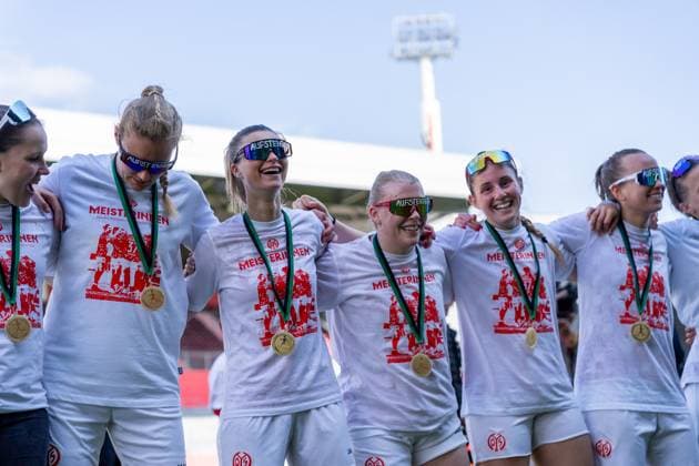 Cheers, joy, emotion, f l Anna Friedrichowitz 1 FSV Mainz 05, 19 , Sabine Ebnicher 1 FSV Mainz 05, 33 , Laura Schmahl 1 FSV Mainz 05, 20 , Heidrun Sigurdardottir 1 FSV Mainz 05, 08 , Jule Stendebach 1 FSV Mainz 05, 23 , Jana Loeber 1 FSV Mainz 05, 05 for promotion, GER, 1 FSV Mainz 05 vs 1 FC Saarbruecken, Frauen Regionalliga Suedwest, 21 Spieltag, Saison 2024 2025, 18 05 2025, DFB DFL REGULATIONS PROHIBIT ANY USE OF PHOTOGRAPHS AS IMAGE SEQUENCES AND OR QUASI VIDEO, GER, 1 FSV Mainz 05 vs 1 FC Saarbruecken, Frauen Regionalliga Suedwest, 21 Spieltag, Saison 2024 2025, 18 05 2025, Mainz Copyright: xEibner-Pressefoto Jan-NiclasxGrox EP_JGG
