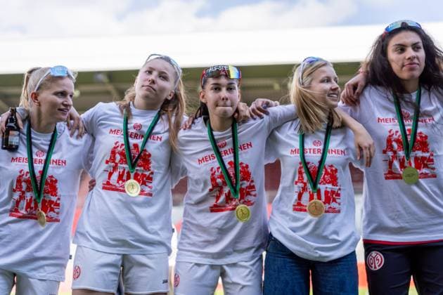 Cheers, joy, emotion, f l Melina Mehler 1 FSV Mainz 05, 16 , Maja Pageler 1 FSV Mainz 05, 37 , Miriam Sterrer 1 FSV Mainz 05, 03 , Maren Michelchen 1 FSV Mainz 05, 29 on promotion, GER, 1 FSV Mainz 05 vs 1 FC Saarbruecken, Frauen Regionalliga Suedwest, 21 Matchday, Season 2024 2025, 18 05 2025, DFB DFL REGULATIONS PROHIBIT ANY USE OF PHOTOGRAPHS AS IMAGE SEQUENCES AND OR QUASI VIDEO, GER, 1 FSV Mainz 05 vs 1 FC Saarbruecken, Womens Regionalliga Suedwest, 21 Matchday, Season 2024 2025, 18 05 2025, Mainz Copyright: xEibner-Pressefoto Jan-NiclasxGrox EP_JGG