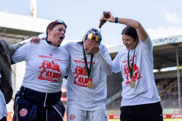 Cheers, joy, emotion, beer shower, f l Mamiko Matsumoto 1 FSV Mainz 05, 01 , Sarah Clarke 1 FSV Mainz 05, 12 for promotion, GER, 1 FSV Mainz 05 vs 1 FC Saarbruecken, Frauen Regionalliga Suedwest, 21 Spieltag, Saison 2024 2025, 18 05 2025, DFB DFL REGULATIONS PROHIBIT ANY USE OF PHOTOGRAPHS AS IMAGE SEQUENCES AND OR QUASI VIDEO, GER, 1 FSV Mainz 05 vs 1 FC Saarbruecken, Frauen Regionalliga Suedwest, 21 Spieltag, Saison 2024 2025, 18 05 2025, Mainz Copyright: xEibner-Pressefoto Jan-NiclasxGrox EP_JGG