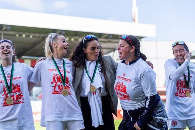 Cheers, joy, emotion, f l Vital Kats 1 FSV Mainz 05, 30 , Chiara Bouziane 1 FSV Mainz 05, 10 , Ebru Uzungueney 1 FSV Mainz 05, 28 , Mamiko Matsumoto 1 FSV Mainz 05, 01 for promotion, GER, 1 FSV Mainz 05 vs 1 FC Saarbruecken, Frauen Regionalliga Suedwest, 21 Matchday, Season 2024 2025, 18 05 2025, DFB DFL REGULATIONS PROHIBIT ANY USE OF PHOTOGRAPHS AS IMAGE SEQUENCES AND OR QUASI VIDEO, GER, 1 FSV Mainz 05 vs 1 FC Saarbruecken, Womens Regionalliga Suedwest, 21 Matchday, Season 2024 2025, 18 05 2025, Mainz Copyright: xEibner-Pressefoto Jan-NiclasxGrox EP_JGG