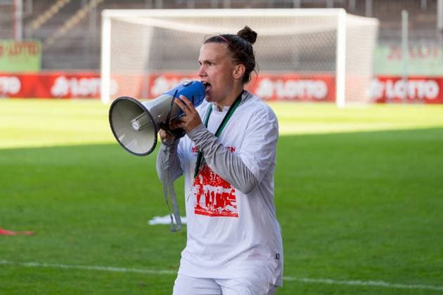 Nadine Anstatt 1 FSV Mainz 05, 27 speaks through a megaphone from the fans on promotion, GER, 1 FSV Mainz 05 vs 1 FC Saarbruecken, Frauen Regionalliga Suedwest, 21 Spieltag, Saison 2024 2025, 18 05 2025, DFB DFL REGULATIONS PROHIBIT ANY USE OF PHOTOGRAPHS AS IMAGE SEQUENCES AND OR QUASI VIDEO, GER, 1 FSV Mainz 05 vs 1 FC Saarbruecken, Frauen Regionalliga Suedwest, 21 Spieltag, Saison 2024 2025, 18 05 2025, Mainz Copyright: xEibner-Pressefoto Jan-NiclasxGrox EP_JGG