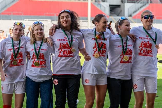 Cheers, joy, emotion, f l Miriam Sterrer 1 FSV Mainz 05, 03 , Maren Michelchen 1 FSV Mainz 05, 29 , Ann Christin Schaefer 1 FSV Mainz 05, 32 , Anna Friedrichowitz 1 FSV Mainz 05, 19 , Sabine Ebnicher 1 FSV Mainz 05, 33 on promotion, GER, 1 FSV Mainz 05 vs 1 FC Saarbruecken, Frauen Regionalliga Suedwest, 21 Spieltag, Saison 2024 2025, 18 05 2025, DFB DFL REGULATIONS PROHIBIT ANY USE OF PHOTOGRAPHS AS IMAGE SEQUENCES AND OR QUASI VIDEO, GER, 1 FSV Mainz 05 vs 1 FC Saarbruecken, Frauen Regionalliga Suedwest, 21 Spieltag, Saison 2024 2025, 18 05 2025, Mainz Copyright: xEibner-Pressefoto Jan-NiclasxGrox EP_JGG