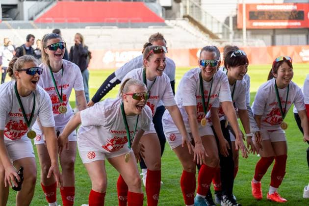 Cheers, joy, emotion, team of 1 FSV Mainz 05 celebrates promotion, GER, 1 FSV Mainz 05 vs 1 FC Saarbruecken, Frauen Regionalliga Suedwest, 21 Spieltag, Saison 2024 2025, 18 05 2025, DFB DFL REGULATIONS PROHIBIT ANY USE OF PHOTOGRAPHS AS IMAGE SEQUENCES AND OR QUASI VIDEO, GER, 1 FSV Mainz 05 vs 1 FC Saarbruecken, Frauen Regionalliga Suedwest, 21 Spieltag, Saison 2024 2025, 18 05 2025, Mainz Copyright: xEibner-Pressefoto Jan-NiclasxGrox EP_JGG