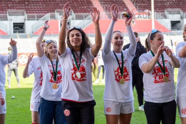 Cheers, joy, emotion, team of 1 FSV Mainz 05 celebrates promotion, GER, 1 FSV Mainz 05 vs 1 FC Saarbruecken, Frauen Regionalliga Suedwest, 21 Spieltag, Saison 2024 2025, 18 05 2025, DFB DFL REGULATIONS PROHIBIT ANY USE OF PHOTOGRAPHS AS IMAGE SEQUENCES AND OR QUASI VIDEO, GER, 1 FSV Mainz 05 vs 1 FC Saarbruecken, Frauen Regionalliga Suedwest, 21 Spieltag, Saison 2024 2025, 18 05 2025, Mainz Copyright: xEibner-Pressefoto Jan-NiclasxGrox EP_JGG