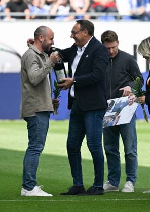 18 05 2025, xsltx, Soccer 2 Bundesliga, SV Darmstadt 98 Jahn Regensburg v l Matthias Neumann Team Manager SV Darmstadt 98 says goodbye, hugged by Rüdiger Fritsch President SV Darmstadt 98 , re Paul Fernie Sports Director SV Darmstadt 98 DFL DFB REGULATIONS PROHIBIT ANY USE OF PHOTOGRAPHS as IMAGE SEQUENCES and or QUASI VIDEO