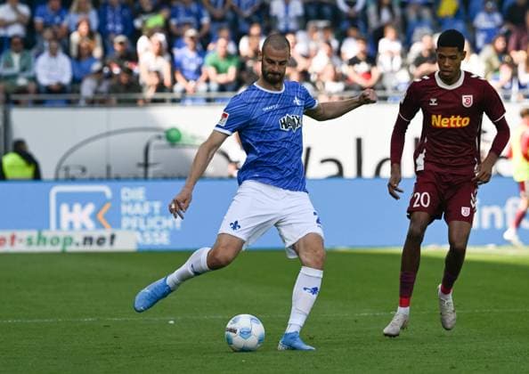 18 05 2025, xsltx, Soccer 2 Bundesliga, SV Darmstadt 98 Jahn Regensburg v l Aleksandar Vukotic SV Darmstadt 98 , re Noah Ganaus SSV Jahn Regensburg DFL DFB REGULATIONS PROHIBIT ANY USE OF PHOTOGRAPHS as IMAGE SEQUENCES and or QUASI VIDEO