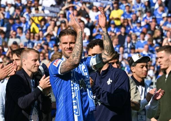 18 05 2025, xsltx, Soccer 2 Bundesliga, SV Darmstadt 98 Jahn Regensburg v l Say goodbye to Tobias Kempe SV Darmstadt 98 DFL DFB REGULATIONS PROHIBIT ANY USE OF PHOTOGRAPHS as IMAGE SEQUENCES and or QUASI VIDEO