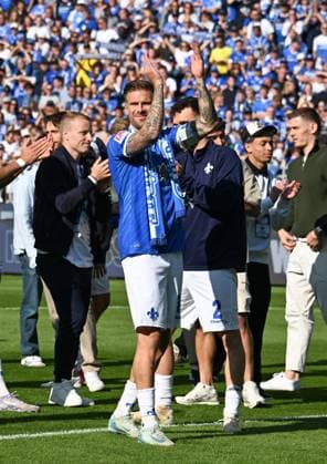 18 05 2025, xsltx, Soccer 2 Bundesliga, SV Darmstadt 98 Jahn Regensburg v l Say goodbye to Tobias Kempe SV Darmstadt 98 DFL DFB REGULATIONS PROHIBIT ANY USE OF PHOTOGRAPHS as IMAGE SEQUENCES and or QUASI VIDEO