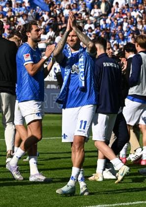 18 05 2025, xsltx, Soccer 2 Bundesliga, SV Darmstadt 98 Jahn Regensburg v l Say goodbye to Tobias Kempe SV Darmstadt 98 DFL DFB REGULATIONS PROHIBIT ANY USE OF PHOTOGRAPHS as IMAGE SEQUENCES and or QUASI VIDEO