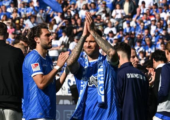 18 05 2025, xsltx, Soccer 2 Bundesliga, SV Darmstadt 98 Jahn Regensburg v l Say goodbye to Tobias Kempe SV Darmstadt 98 DFL DFB REGULATIONS PROHIBIT ANY USE OF PHOTOGRAPHS as IMAGE SEQUENCES and or QUASI VIDEO