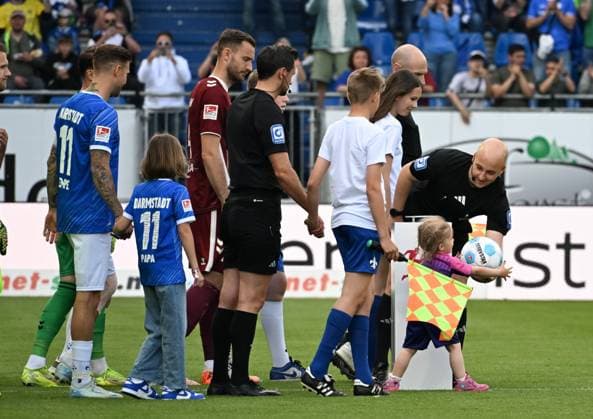 18 05 2025, xsltx, Soccer 2 Bundesliga, SV Darmstadt 98 Jahn Regensburg v l Nicolas Winter Referee hands the leather to the ball kid DFL DFB REGULATIONS PROHIBIT ANY USE OF PHOTOGRAPHS as IMAGE SEQUENCES and or QUASI VIDEO
