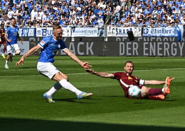 18 05 2025, xsltx, Soccer 2 Bundesliga, SV Darmstadt 98 Jahn Regensburg v l Isac Lidberg SV Darmstadt 98 , Florian Ballas SSV Jahn Regensburg DFL DFB REGULATIONS PROHIBIT ANY USE OF PHOTOGRAPHS as IMAGE SEQUENCES and or QUASI VIDEO