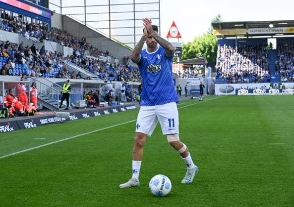 18 05 2025, xsltx, Soccer 2 Bundesliga, SV Darmstadt 98 Jahn Regensburg v l Say goodbye to Tobias Kempe SV Darmstadt 98 DFL DFB REGULATIONS PROHIBIT ANY USE OF PHOTOGRAPHS as IMAGE SEQUENCES and or QUASI VIDEO