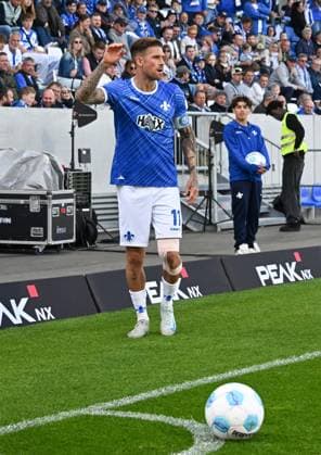 18 05 2025, xsltx, Fußball 2 Bundesliga, SV Darmstadt 98 Jahn Regensburg v l Standardpezialist Tobias Kempe SV Darmstadt 98 DFL DFB REGULATIONS PROHIBIT ANY USE OF PHOTOGRAPHS as IMAGE SEQUENCES and or QUASI VIDEO