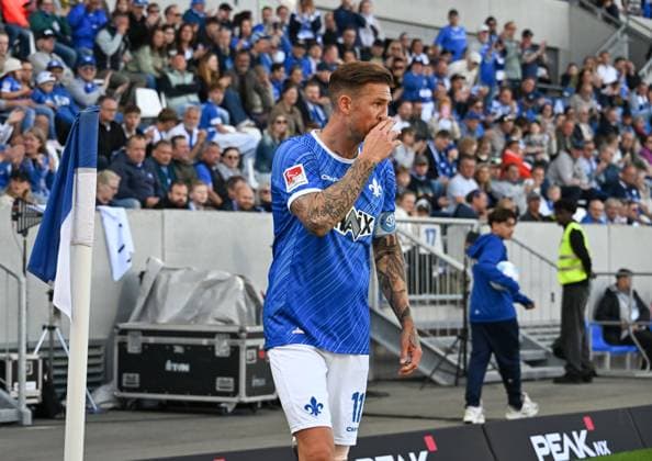 18 05 2025, xsltx, Soccer 2 Bundesliga, SV Darmstadt 98 Jahn Regensburg v l Say goodbye to Tobias Kempe SV Darmstadt 98 DFL DFB REGULATIONS PROHIBIT ANY USE OF PHOTOGRAPHS as IMAGE SEQUENCES and or QUASI VIDEO