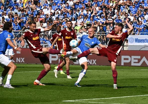18 05 2025, xsltx, Fußball 2 Bundesliga, SV Darmstadt 98 Jahn Regensburg v l Spitzentanz Florian Ballas SSV Jahn Regensburg , Isac Lidberg SV Darmstadt 98 , Christian Kühlwetter SSV Jahn Regensburg DFL DFB REGULATIONS PROHIBIT ANY USE OF PHOTOGRAPHS as IMAGE SEQUENCES and or QUASI VIDEO