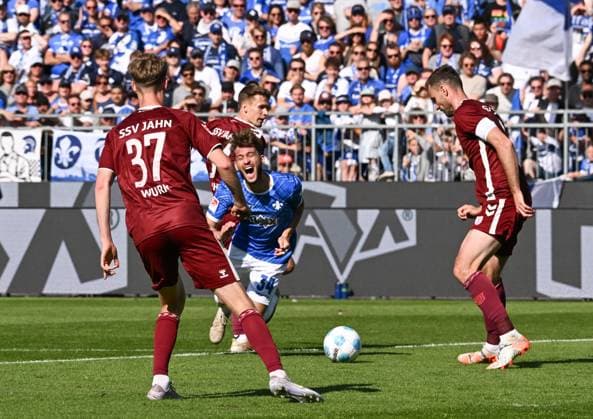 18 05 2025, xsltx, Soccer 2 Bundesliga, SV Darmstadt 98 Jahn Regensburg v l Leopold Wurm SSV Jahn Regensburg , Anssi Suhonen SSV Jahn Regensburg fouls Killian Corredor SV Darmstadt 98 , Florian Ballas SSV Jahn Regensburg Corredor misses the subsequent penalty kick, Müller scores the follow-up shot to make it 3 1 DFL DFB REGULATIONS PROHIBIT ANY USE OF PHOTOGRAPHS as IMAGE SEQUENCES and or QUASI VIDEO