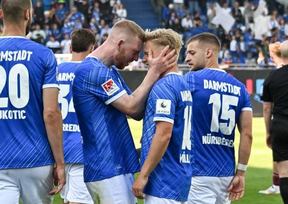 18 05 2025, xsltx, Soccer 2 Bundesliga, SV Darmstadt 98 Jahn Regensburg v l Congratulations from Kai Klefisch SV Darmstadt 98 to Andreas Müller SV Darmstadt 98 , who marked the 3 1 for Darmstadt DFL DFB REGULATIONS PROHIBIT ANY USE OF PHOTOGRAPHS as IMAGE SEQUENCES and or QUASI VIDEO