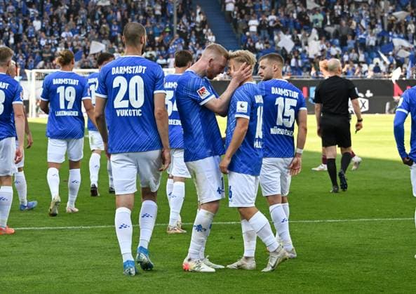 18 05 2025, xsltx, Soccer 2 Bundesliga, SV Darmstadt 98 Jahn Regensburg v l Congratulations from Kai Klefisch SV Darmstadt 98 to Andreas Müller SV Darmstadt 98 , who marked the 3 1 for Darmstadt DFL DFB REGULATIONS PROHIBIT ANY USE OF PHOTOGRAPHS as IMAGE SEQUENCES and or QUASI VIDEO