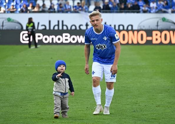 18 05 2025, xsltx, Fussball 2 Bundesliga, SV Darmstadt 98 Jahn Regensburg v l While the youngsters lead the way, Andreas Müller SV Darmstadt 98 shone with his goal to make it 3 1 DFL DFB REGULATIONS PROHIBIT ANY USE OF PHOTOGRAPHS as IMAGE SEQUENCES and or QUASI VIDEO