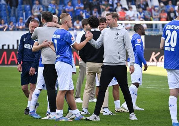 18 05 2025, xsltx, Soccer 2 Bundesliga, SV Darmstadt 98 Jahn Regensburg v l Isac Lidberg SV Darmstadt 98 and Florian Kohfeldt head coach SV Darmstadt 98 with the handshake on relegation DFL DFB REGULATIONS PROHIBIT ANY USE OF PHOTOGRAPHS as IMAGE SEQUENCES and or QUASI VIDEO