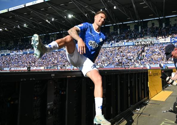 18 05 2025, xsltx, Soccer 2 Bundesliga, SV Darmstadt 98 Jahn Regensburg v l Last walk over the gangway to the fans of Tobias Kempe SV Darmstadt 98 DFL DFB REGULATIONS PROHIBIT ANY USE OF PHOTOGRAPHS as IMAGE SEQUENCES and or QUASI VIDEO