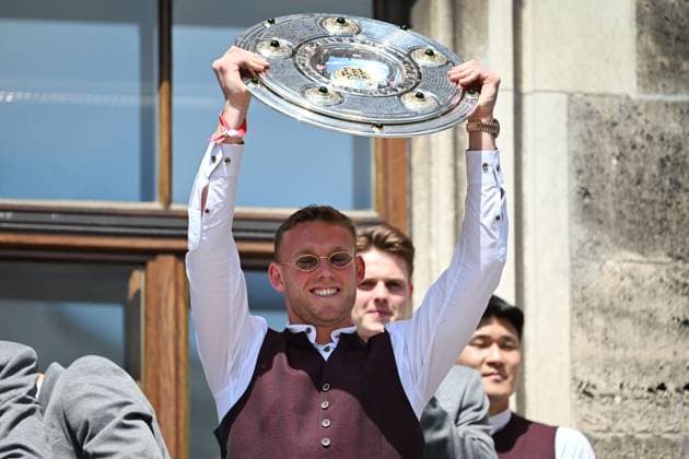 Goalkeeper Daniel PERETZ Bayern Muenchen celebrates on the Rathausbalkon with bowl,Meisterschale Fußball Bundesliga der Frauen und der Maenner Doppelfeier FC Bayern Muenchen,Meisterfeier auf dem Rathausbalkon auf dem Marienplatz in Muenchen am 18 05 2025 Fussball 1 Bundesliga Saison 2024 2025, 34 Spieltag,