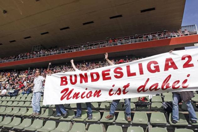 Jubel und Freude bei den Fans des 1. FC Union Berlin nach dem Heimspiel gegen SSV Jahn Regensburg, 3. Liga im Berliner Jahnsportpark, Saison 2008 2009, Union gewinnt und steigt in die 2. Liga auf, Berlin Germany *** Cheers and Joy at the Fans of 1 FC Union Berlin to the Home game against SSV Jahn Regensburg, 3 League at Berlin Jahnsportpark, Season 2008 2009, Union wins and increases in the 2 League on, Berlin Germany Berlin Germany *** Cheers and Joy at the Fans of 1 FC Union Berlin to the Home game against SSV Jahn Regensburg, 3 League at Berlin Jahnsportpark, Season 2008 2009, Union wins and increases in the 2 League on, Berlin Germany Berlin Germany Cheers and Joy at the Fans of 1 FC Union Berlin to the Home game against SSV Jahn Regensburg, 3 League at Berlin Jahnsportpark, Season 2008 2009, Union wins and increases in the 2 League on, Berlin Germany Berlin Germany