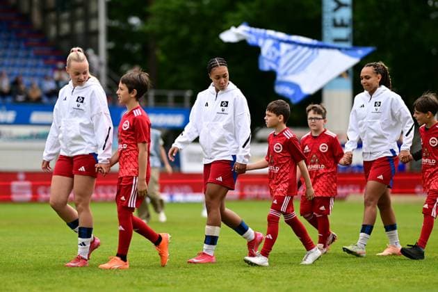 Soccer I Women I Season 2024 2025 I 2 Bundesliga I 26 Matchday I SV Meppen Hamburger SV I 18 05 2025 Team run-in in the middle Melina Krüger 9, Hamburger SV Meppen Hänsch Arena Lower Saxony Germany Copyright: xLobeca FelixxSchlikisx