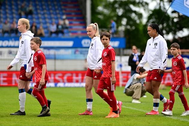 Soccer I Women I Season 2024 2025 I 2 Bundesliga I 26 Matchday I SV Meppen Hamburger SV I 18 05 2025 Team run-in in the middle Mia Büchele 17, Hamburger SV Meppen Hänsch Arena Lower Saxony Germany Copyright: xLobeca FelixxSchlikisx
