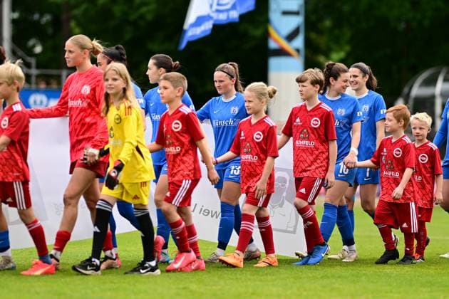 Soccer I Women I Season 2024 2025 I 2 Bundesliga I 26 Matchday I SV Meppen Hamburger SV I 18 05 2025 Team run-in in the middle Ayleen Seyen 13, SV Meppen 1912 e V Meppen Hänsch Arena Lower Saxony Germany Copyright: xLobeca FelixxSchlikisx