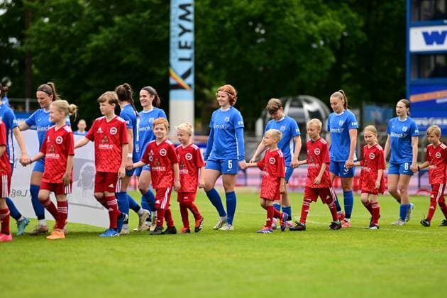 Soccer I Women I Season 2024 2025 I 2 Bundesliga I 26 Matchday I SV Meppen Hamburger SV I 18 05 2025 Team run-in in the middle Lena Maria Göppel 5, SV Meppen 1912 e V Meppen Hänsch Arena Lower Saxony Germany Copyright: xLobeca FelixxSchlikisx