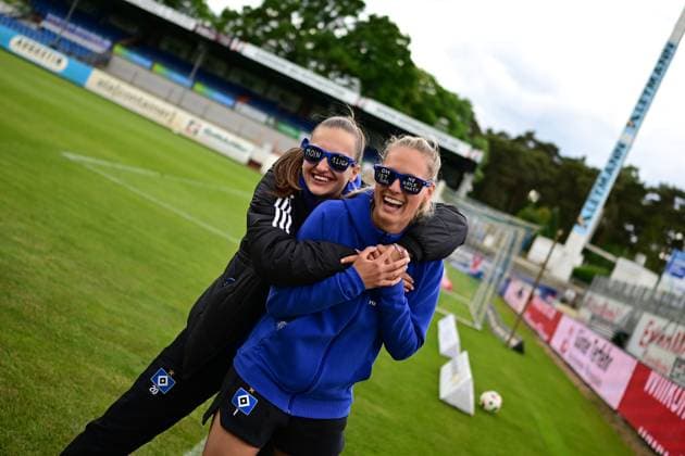 Soccer I Women I Season 2024 2025 I 2 Bundesliga I 26 Matchday I SV Meppen Hamburger SV I 18 05 2025 Cheers, excitement, enthusiasm, euphoria, joy, happiness, cheerfulness at Emilia Angelika Hirche 20, Hamburger SV and Inga Schuldt 1, Hamburger SV Meppen Hänsch Arena Lower Saxony Germany Copyright: xLobeca FelixxSchlikisx