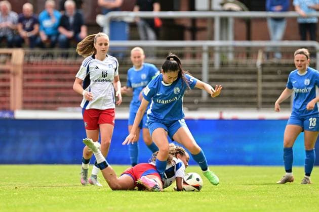 Soccer I Women I Season 2024 2025 I 2 Bundesliga I 26 Matchday I SV Meppen Hamburger SV I 18 05 2025 Lisa Baum 11, Hamburger SV on the ground against Akane Miyoshi 14, SV Meppen 1912 e V Meppen Hänsch Arena Lower Saxony Germany Copyright: xLobeca FelixxSchlikisx