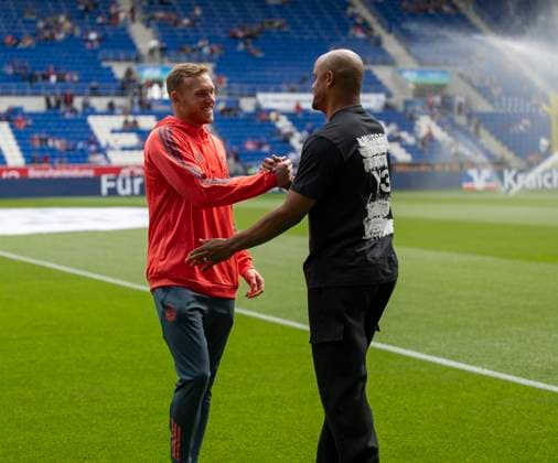 17 05 2025, Soccer 1 Bundesliga 2024 2025, Matchday 34, TSG 1899 Hoffenheim FC Bayern Munich, In the Pre Zero Arena Sinsheim from left goalkeeper Daniel Peretz FC Bayern Munich shakehands with coach Vincent Kompany FC Bayern Munich