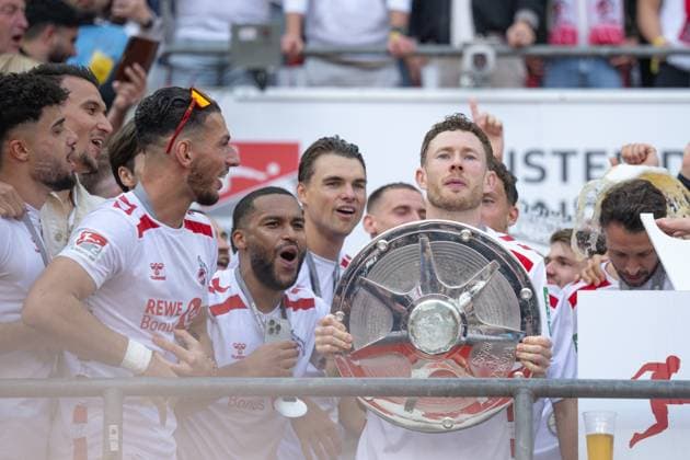 18 05 2025, Football, 2 Bundesliga, Matchday 34 Season 2024 2025, 1 FC Köln 1 FC Kaiserslautern, Florian Kainz 1 FC Köln with the championship trophy in his hand, Mark Uth 1 FC Köln xRHR PHOTO TKx Copyright: RHR-FOTOx RHR-FOTO TK