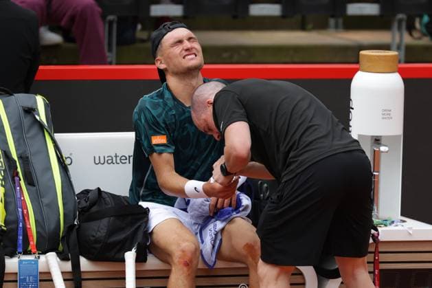 GER, Hamburg, xFSx, ATP500 Mens Tennis Tournament Bitpanda Hamburg Open 2025, Sixteenth-final 19 05 2025 Raphael Collignon BEL has injured himself and is being treated by a doctor, Copyright: HMBxMedia FernandoxSoares